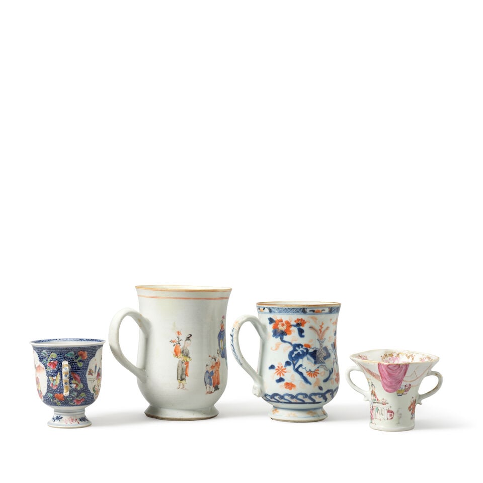 A CHINESE IMARI TANKARD, A FAMILLE ROSE LIBATION CUP, A FAMILLE ROSE TANKARD AND A DOUBLE HANDL... - 2