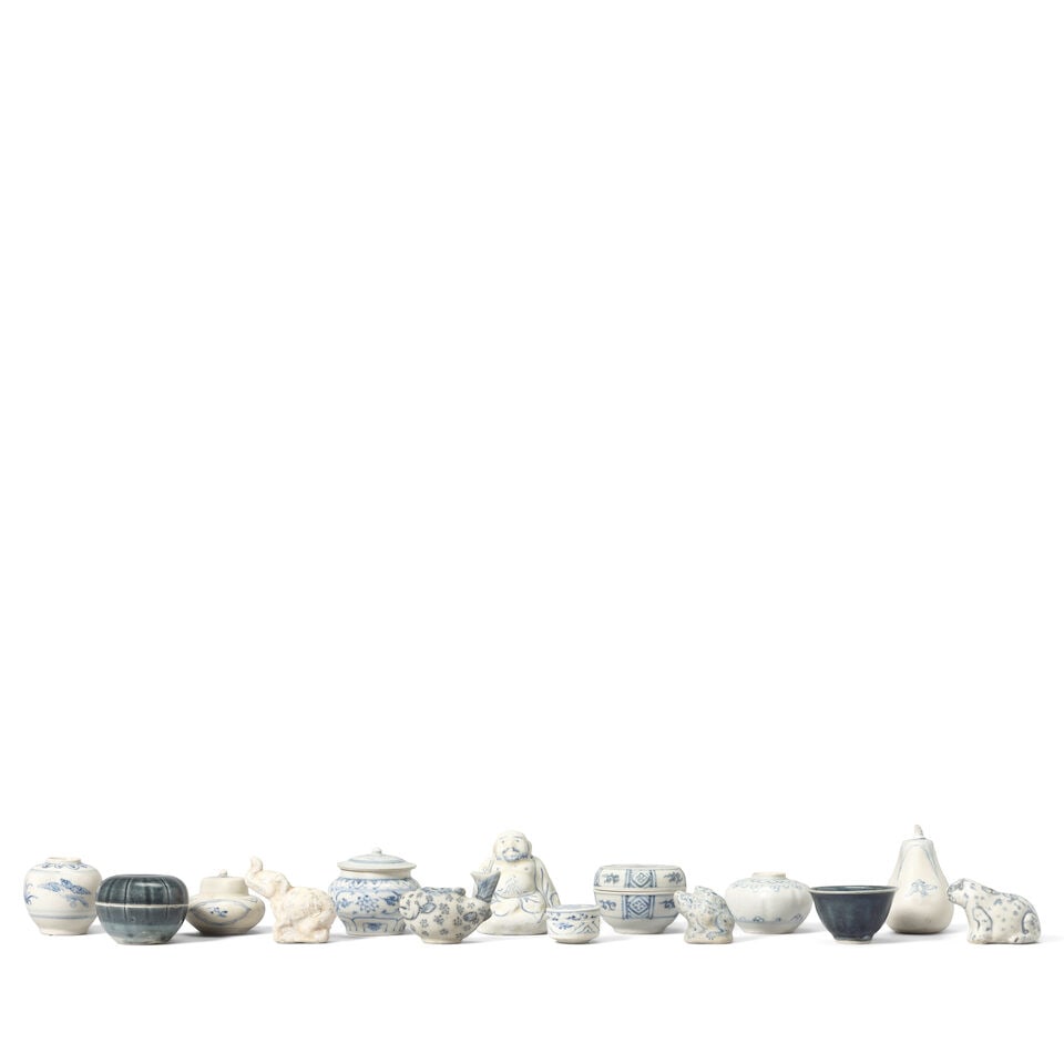 A SELECTION OF MINIATURE BLUE AND WHITE CERAMICS Vietnam, circa 16th century (19) - 2