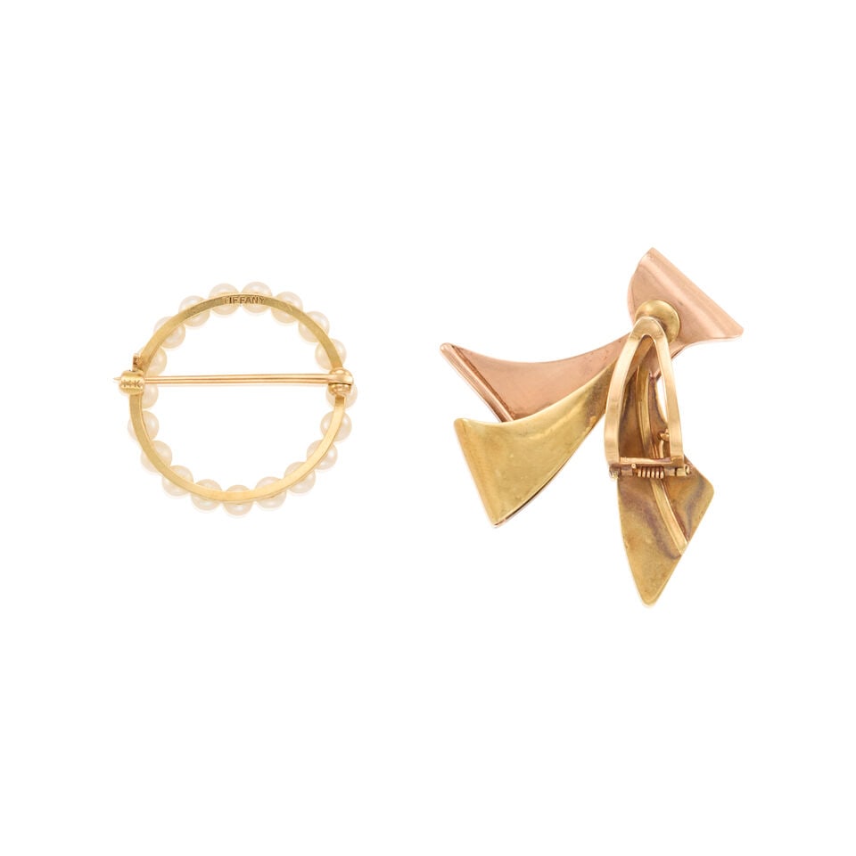 GOLD AND CULTURED PEARL BROOCH AND ONE EARCLIP - 2