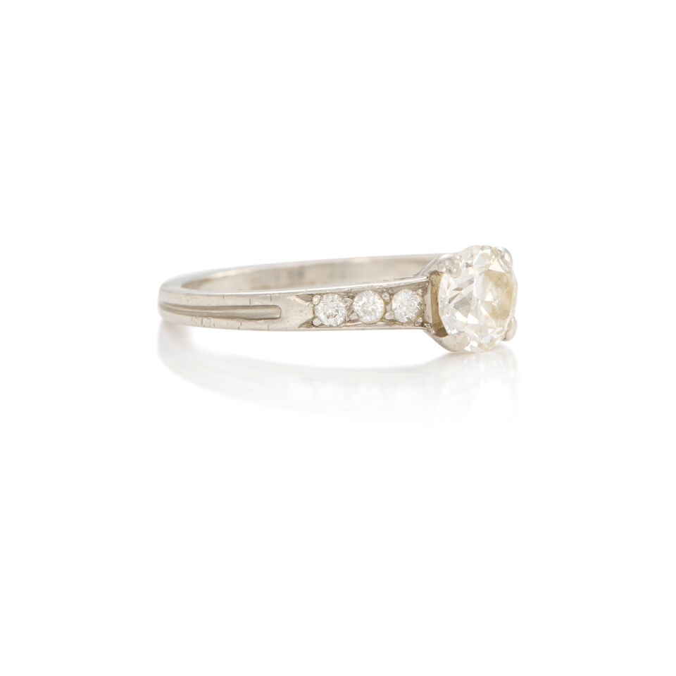 A PLATINUM AND DIAMOND RING - 2