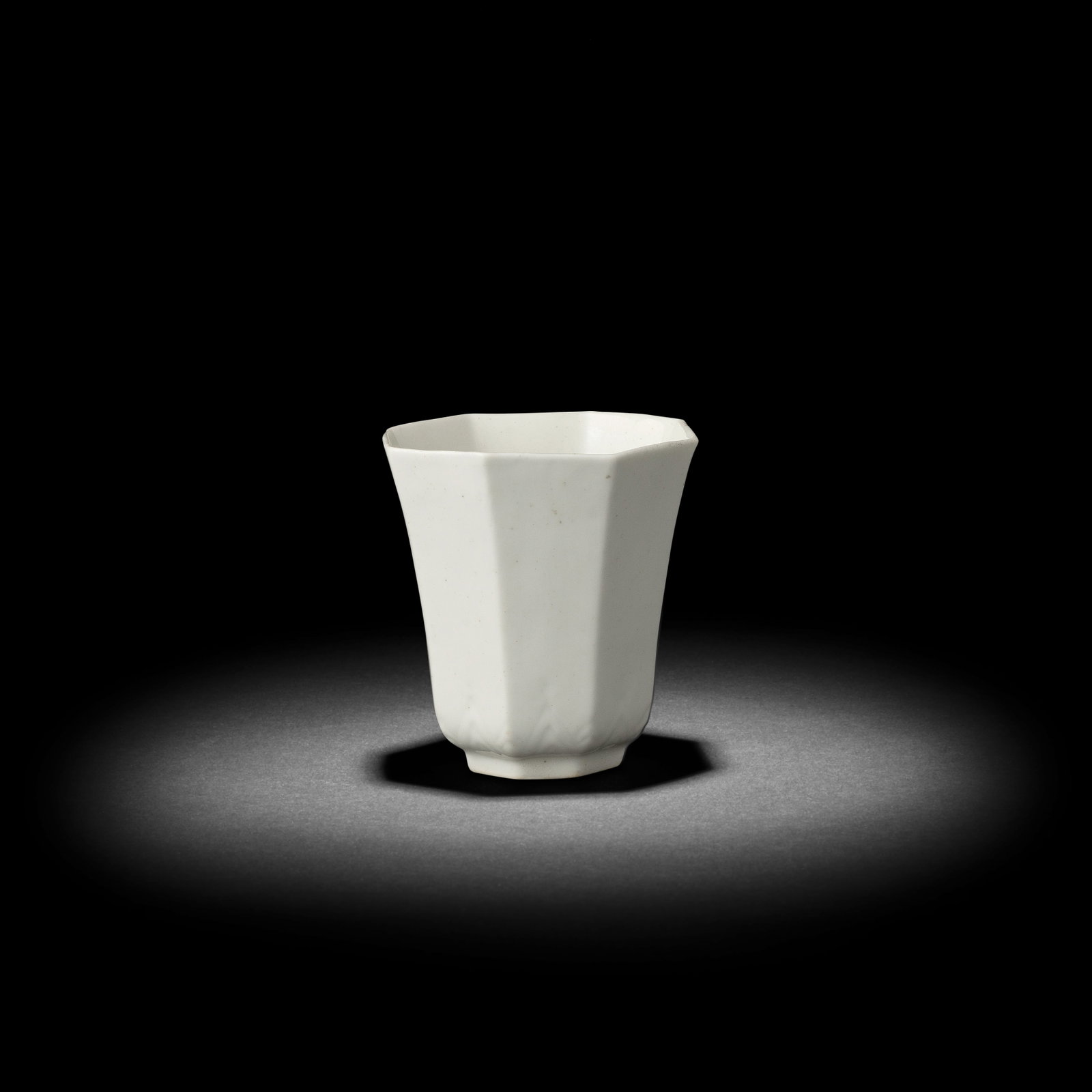 An extraordinary English porcelain white beaker, mid-18th century (1 of 1)