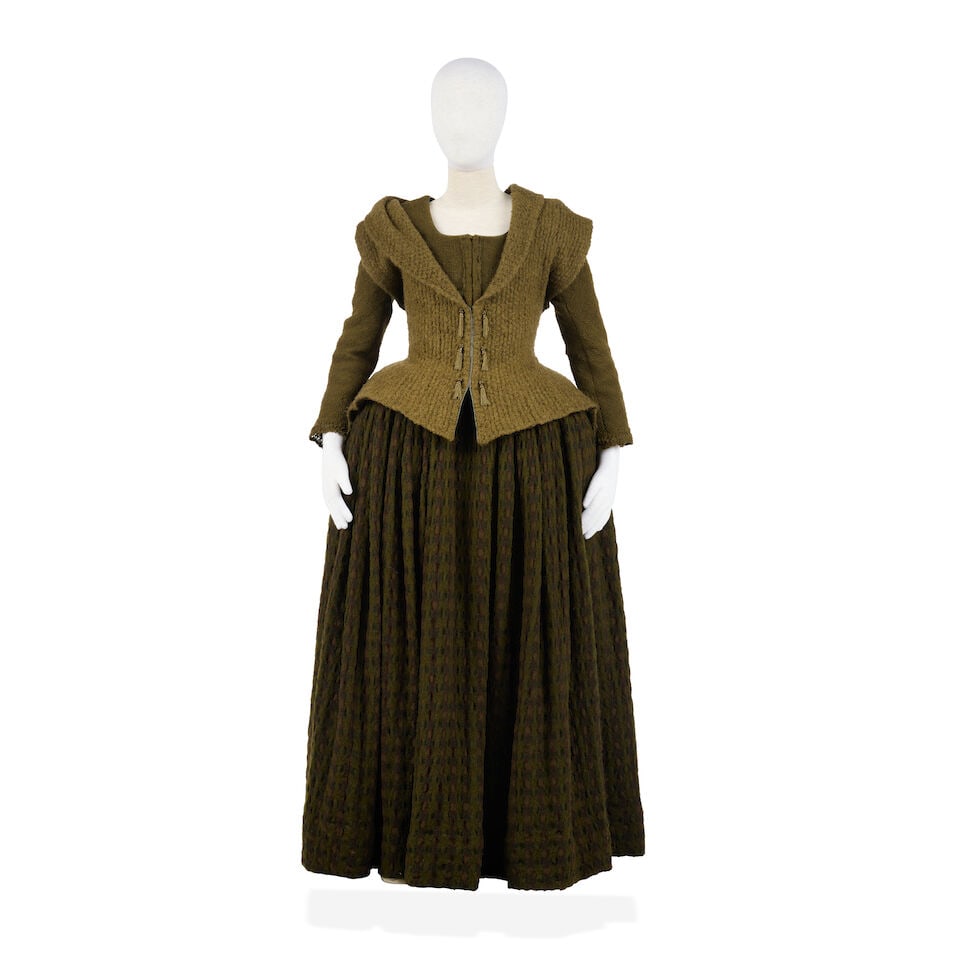 Geillis' khaki coloured costume Season 7, Episode 9, 'Unfinished Business' 4 (1 of 10)