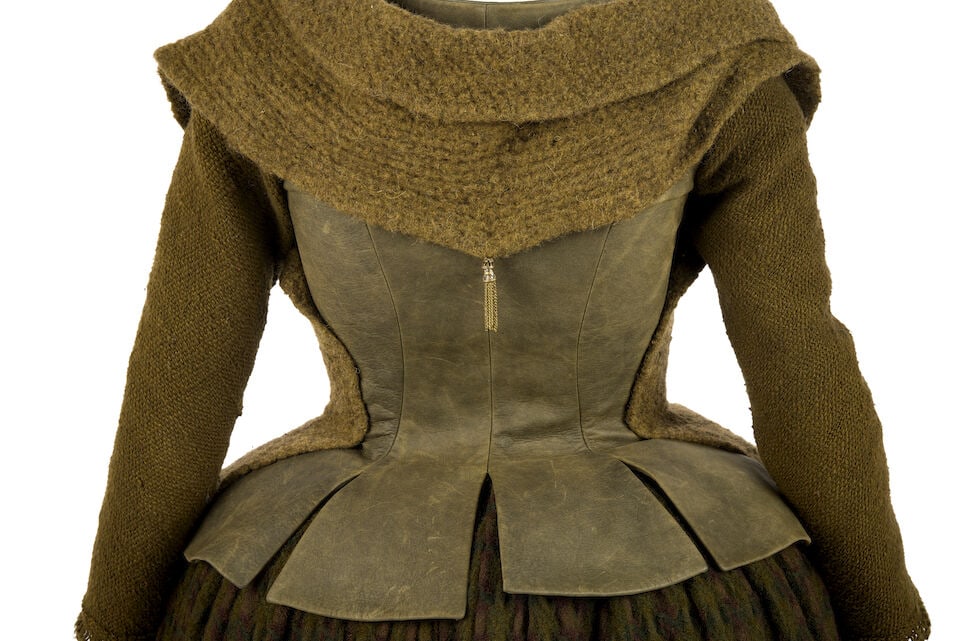 Geillis' khaki coloured costume Season 7, Episode 9, 'Unfinished Business' 4 - 4