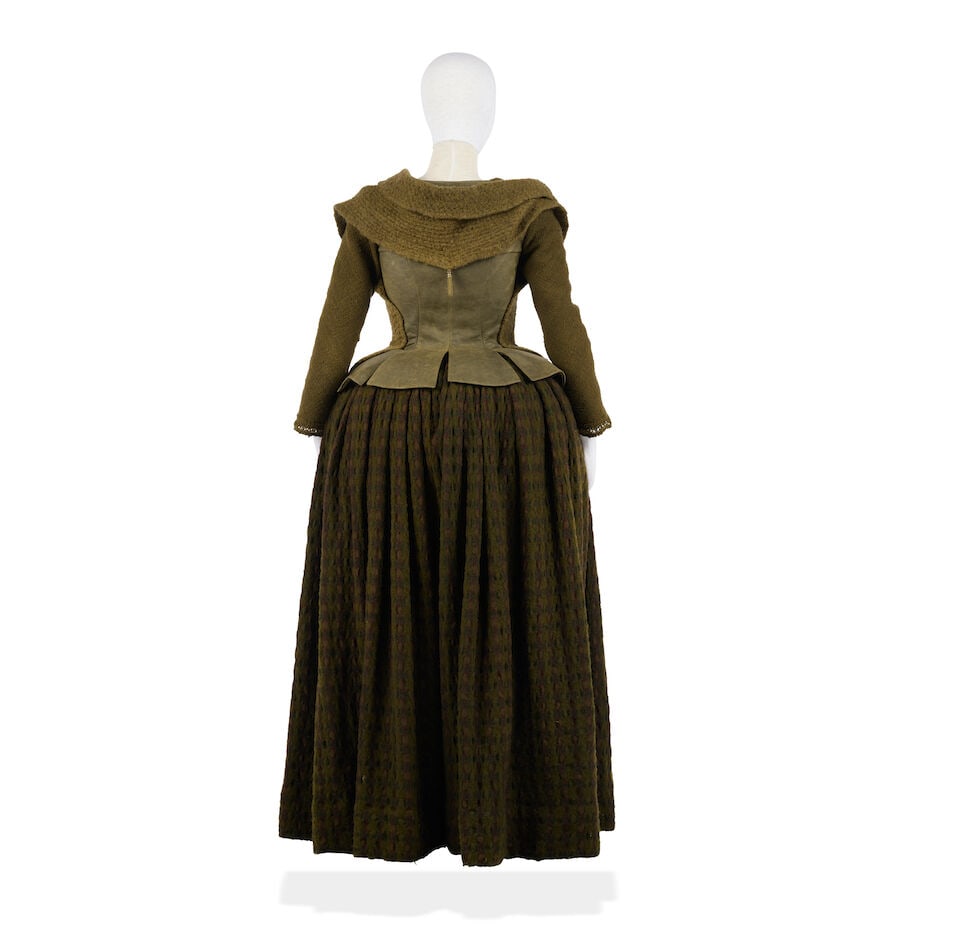 Geillis' khaki coloured costume Season 7, Episode 9, 'Unfinished Business' 4 - 5