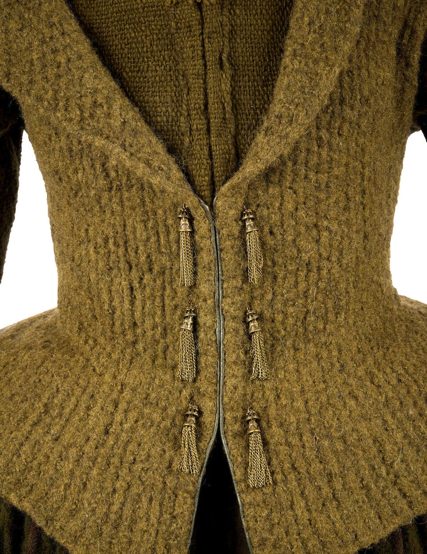 Geillis' khaki coloured costume Season 7, Episode 9, 'Unfinished Business' 4 - 6
