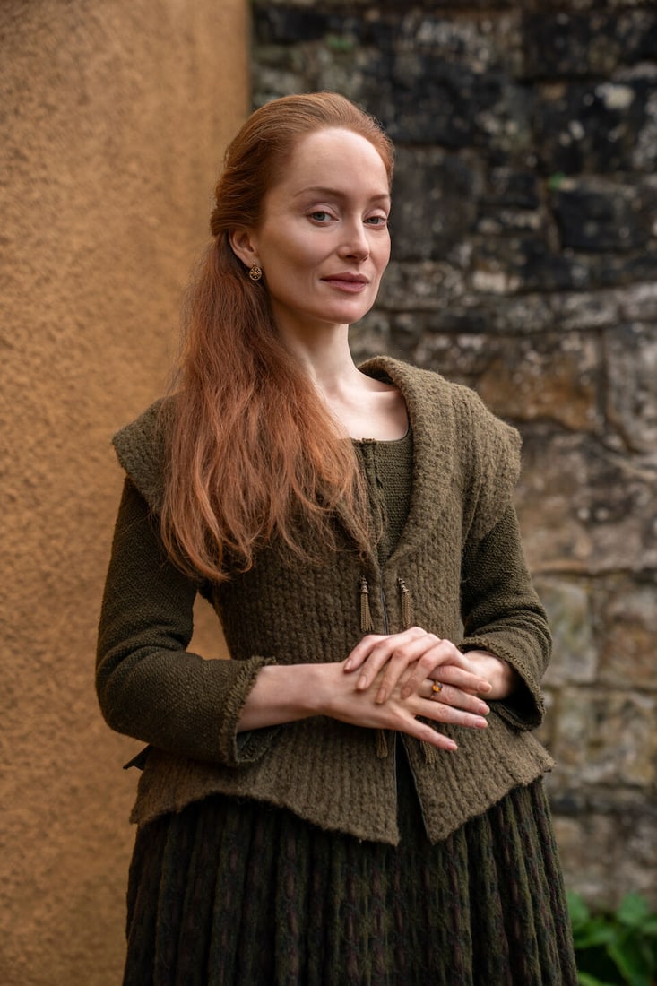 Geillis' khaki coloured costume Season 7, Episode 9, 'Unfinished Business' 4 - 7