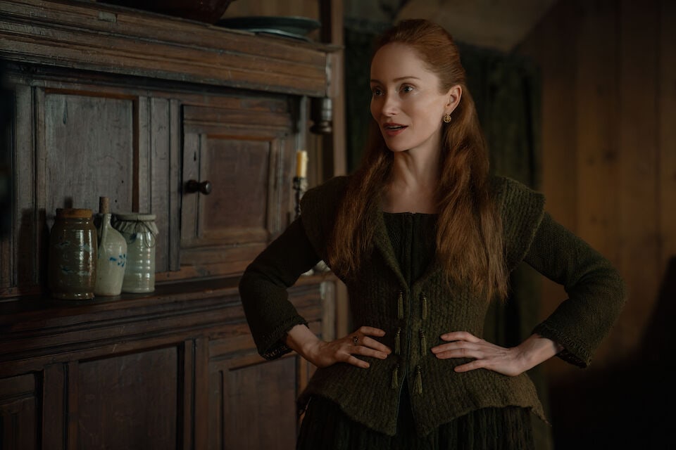 Geillis' khaki coloured costume Season 7, Episode 9, 'Unfinished Business' 4 - 8