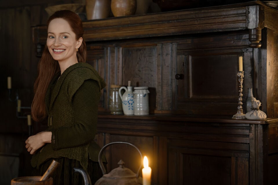 Geillis' khaki coloured costume Season 7, Episode 9, 'Unfinished Business' 4 - 9