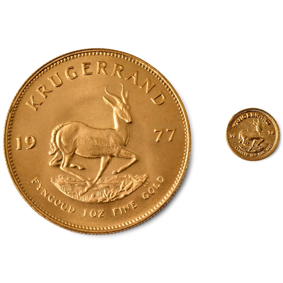 A SOUTH AFRICA 1977 1-OUNCE KRUGERRAND GOLD BULLION COIN, AND A NON-OFFICIAL BASE METAL CHARM. - 2