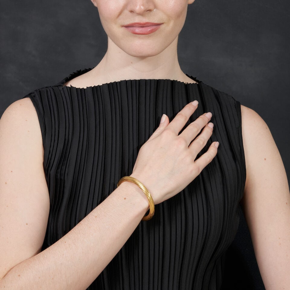 AN 18K GOLD BANGLE BRACELET - 2
