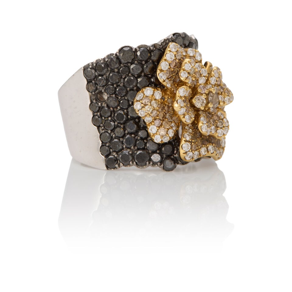 AN 18K WHITE GOLD, COLORED DIAMOND, AND DIAMOND RING - 2