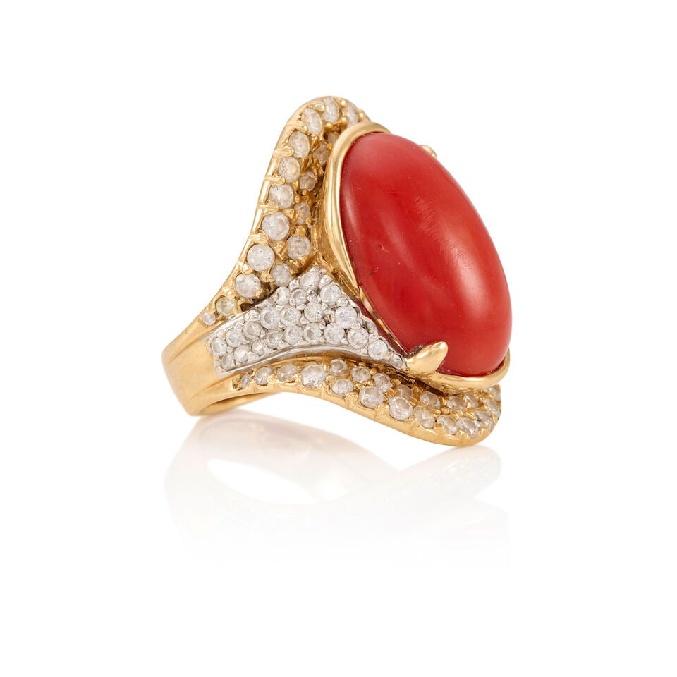 AN 18K YELLOW GOLD, CORAL, AND DIAMOND RING - 2