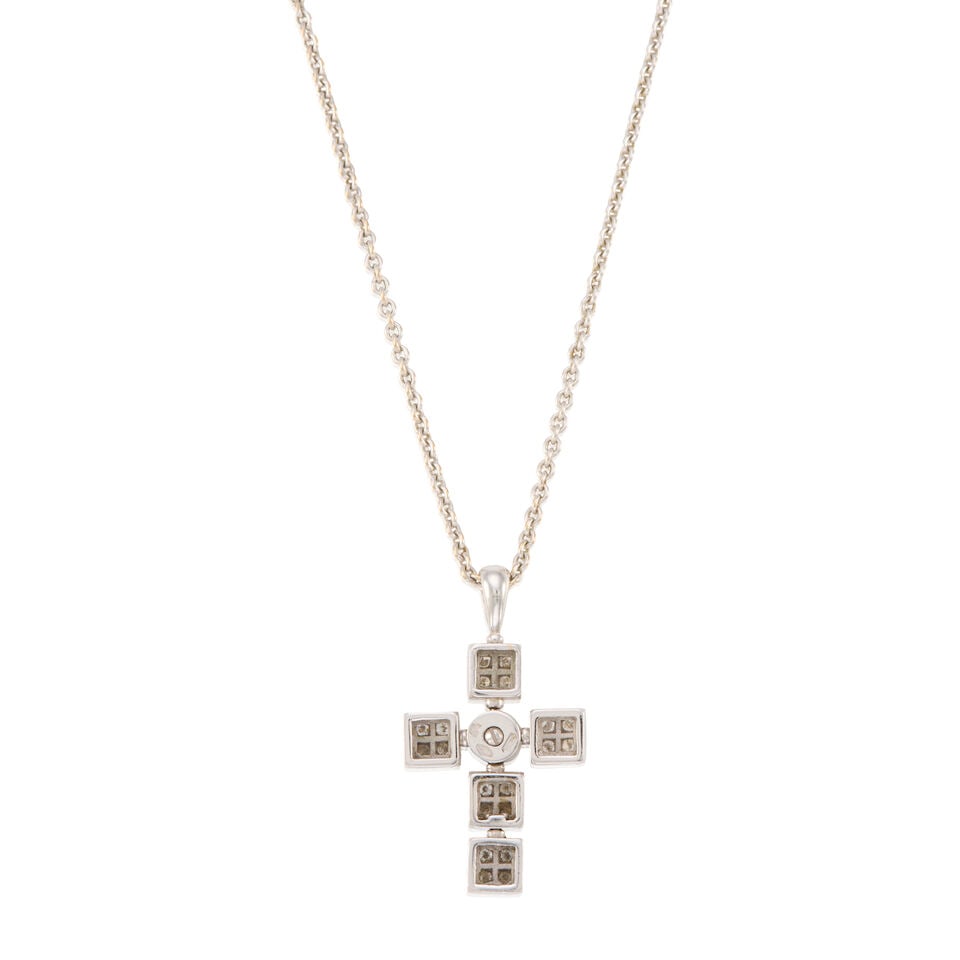 BULGARI: A 18K WHITE GOLD 'LUCEA' CROSS PENDANT NECKLACE - 2