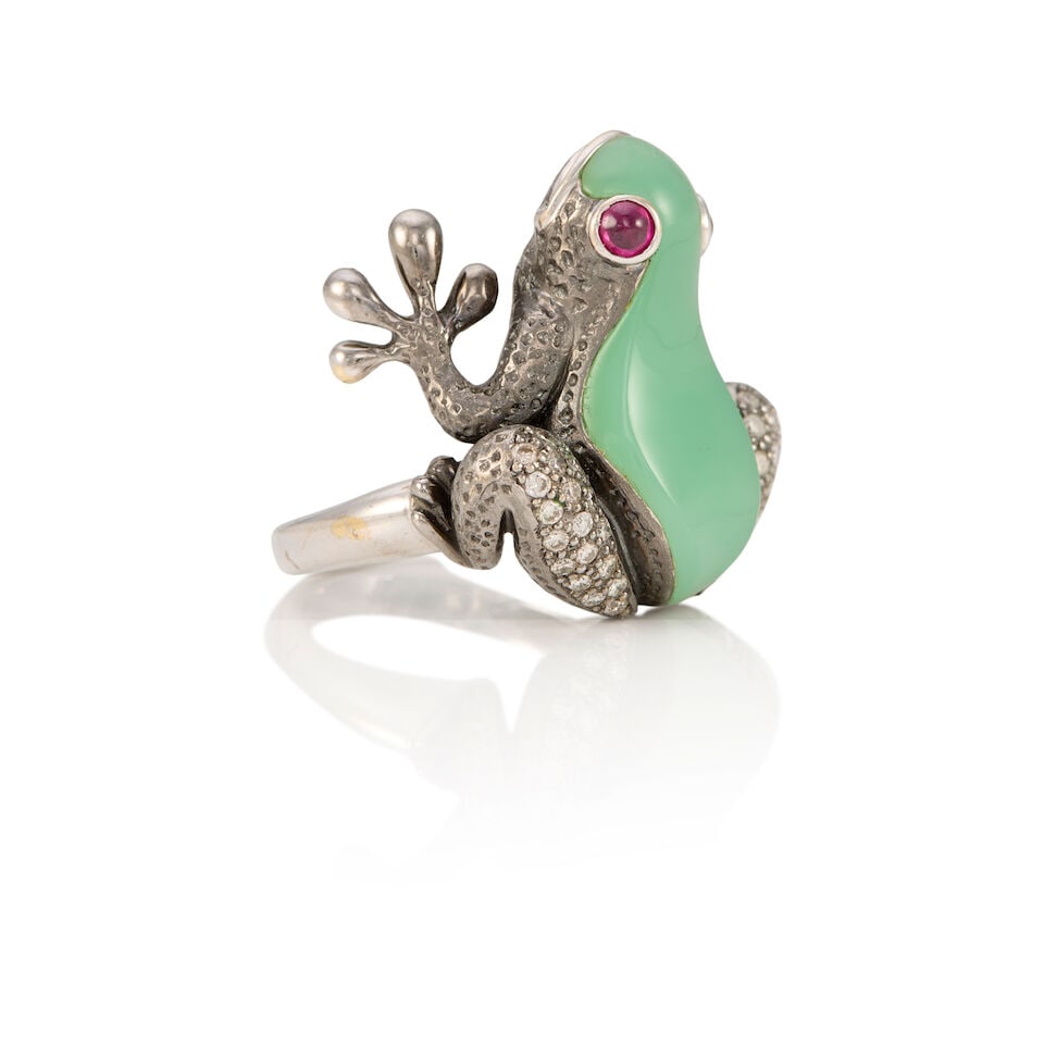 AN 18K WHITE GOLD, CHALCEDONY, RUBY, AND DIAMOND RING - 2
