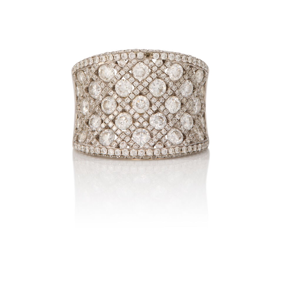 AN 18K WHITE GOLD AND DIAMOND RING: AN 18K WHITE GOLD AND DIAMOND RING • Numerous round shaped diamonds weighing approximately 1.90 carats total • Size 7 • Estimated gross weight: 12.1 grams Footnotes: OVERALL CONDITIO
