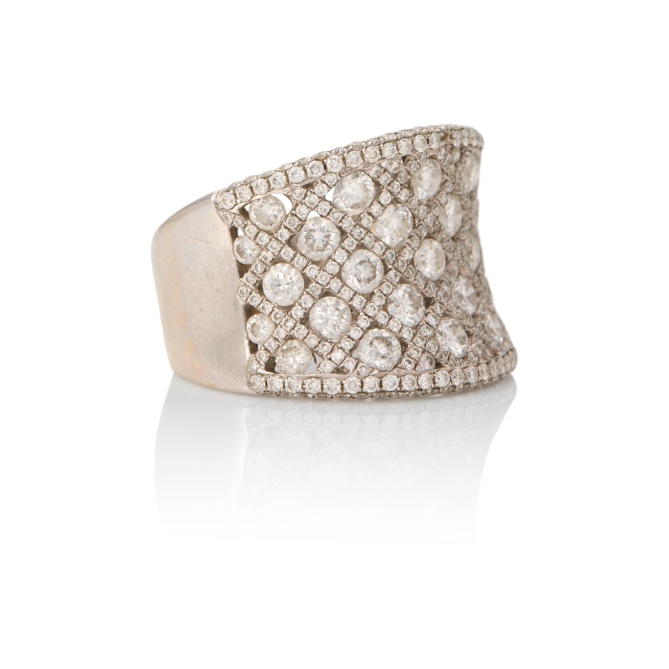 AN 18K WHITE GOLD AND DIAMOND RING - 2