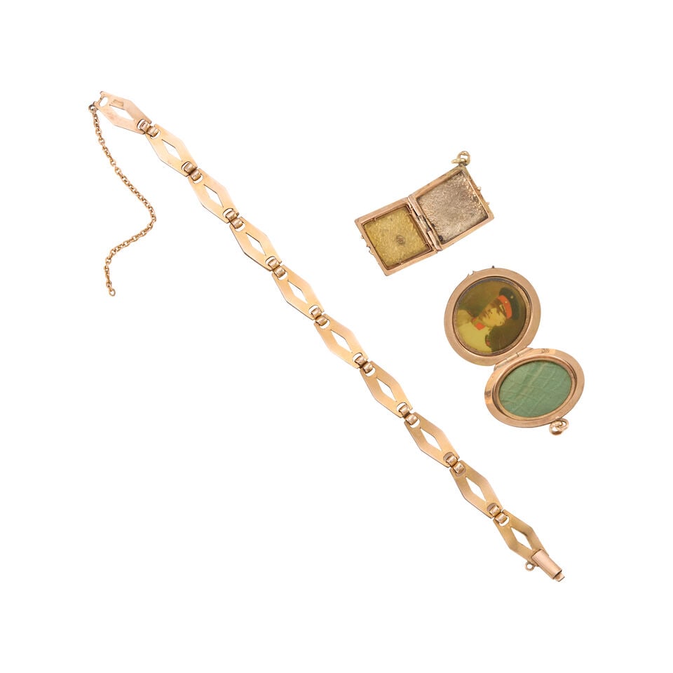 A SET OF ANTIQUE GOLD JEWELRY - 2