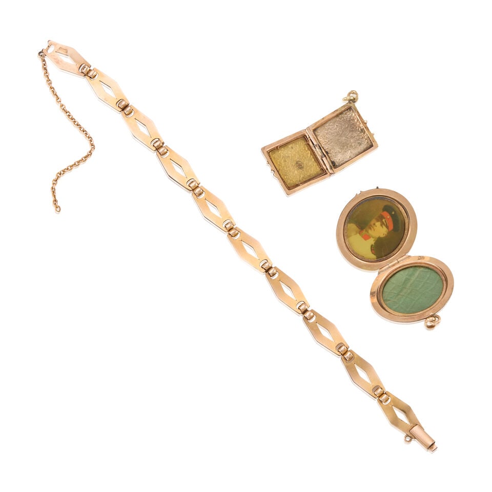 A SET OF ANTIQUE GOLD JEWELRY - 3