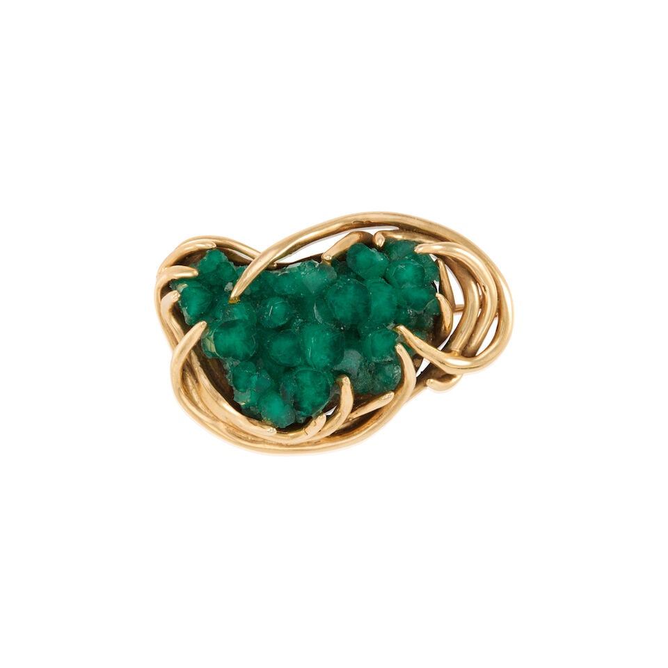 14K YELLOW GOLD AND EMERALD CLUSTER BROOCH: 14K YELLOW GOLD AND EMERALD CLUSTER BROOCH • One emerald cluster with crystals in various lengths • Measures 1 11/16 in. x 1 in. • Estimated gross weight: 28.3