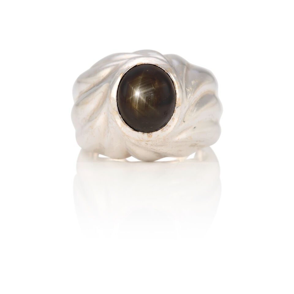 18K WHITE GOLD AND STAR SAPPHIRE RING: 18K WHITE GOLD AND STAR SAPPHIRE RING • One oval cabochon star sapphire weighing approximately 4.20 carats total • Size 9 1/2 • Estimated gross weight: 26.4 grams Footnotes: OVERALL