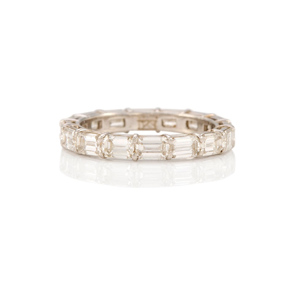PLATINUM AND DIAMOND RING: PLATINUM AND DIAMOND RING • Numerous rectangular shaped diamonds weighing approximately 1.50 carats total • Size 6 3/4 • Estimated gross weight: 3.4 grams Footnotes: OVERALL