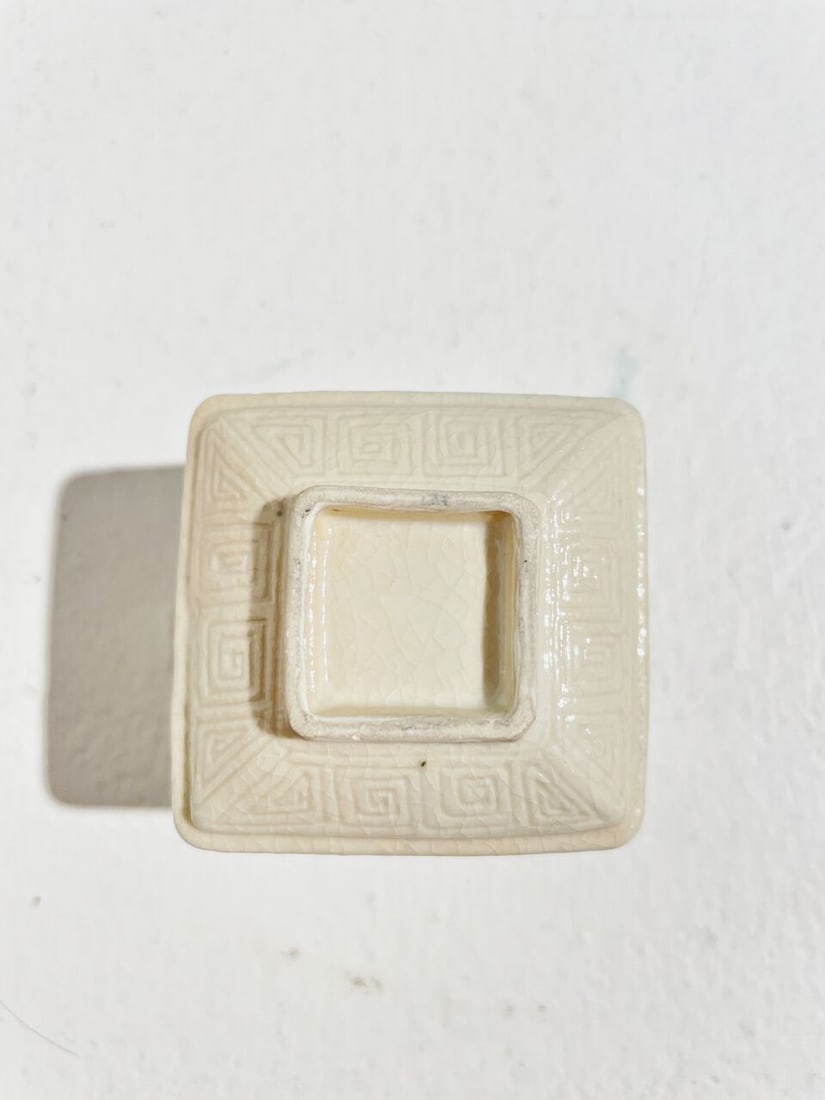 A SMALL SOFT-PASTE PORCELAIN SQUARE WATER COUPE 18th/19th century - 3