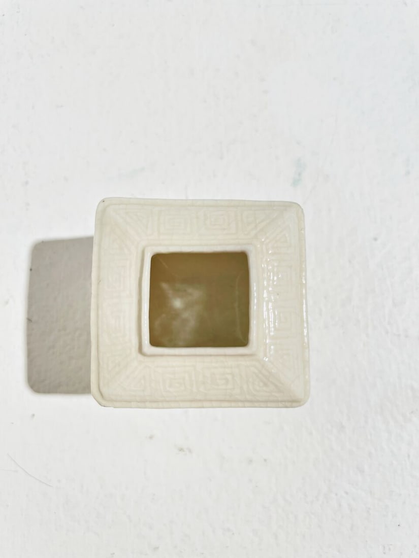 A SMALL SOFT-PASTE PORCELAIN SQUARE WATER COUPE 18th/19th century - 4