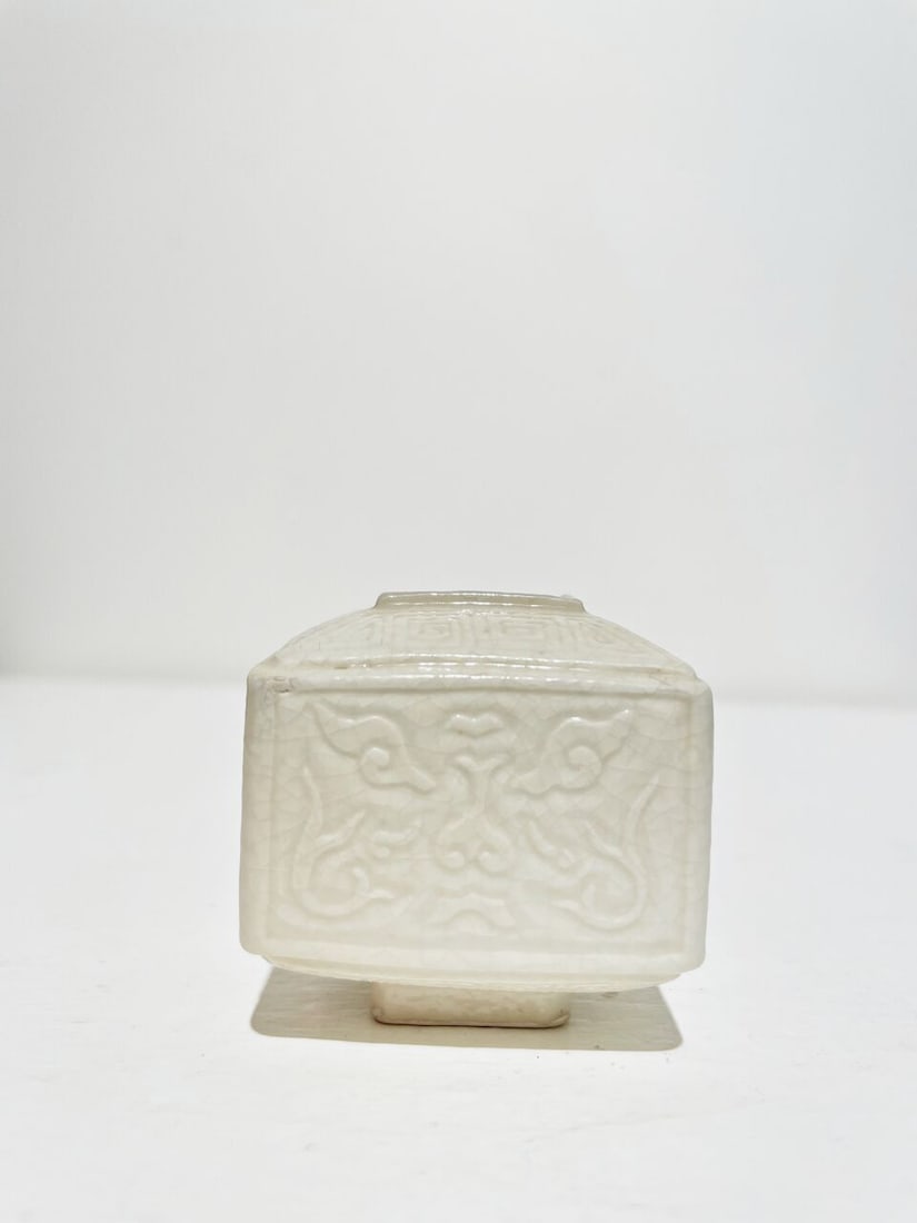 A SMALL SOFT-PASTE PORCELAIN SQUARE WATER COUPE 18th/19th century - 5