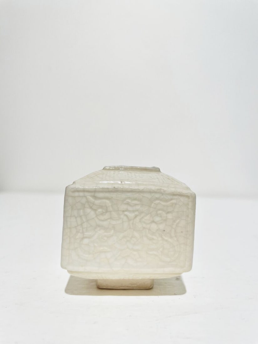 A SMALL SOFT-PASTE PORCELAIN SQUARE WATER COUPE 18th/19th century - 6