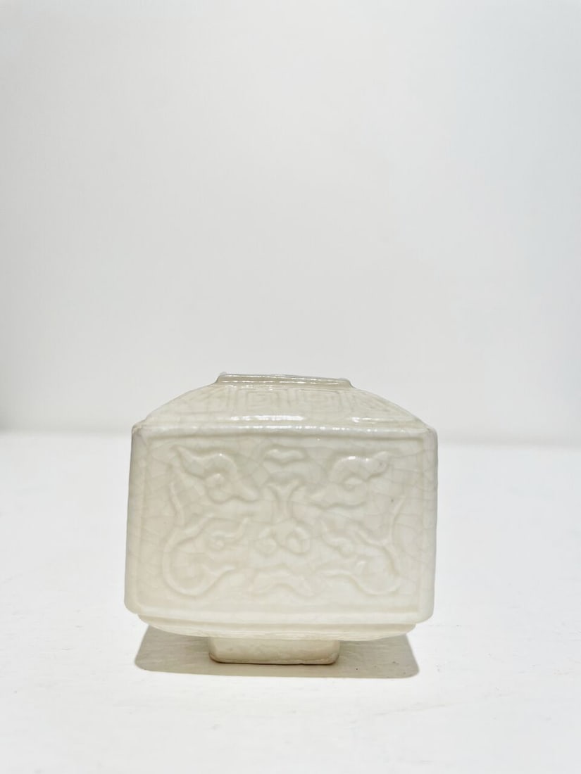 A SMALL SOFT-PASTE PORCELAIN SQUARE WATER COUPE 18th/19th century - 7