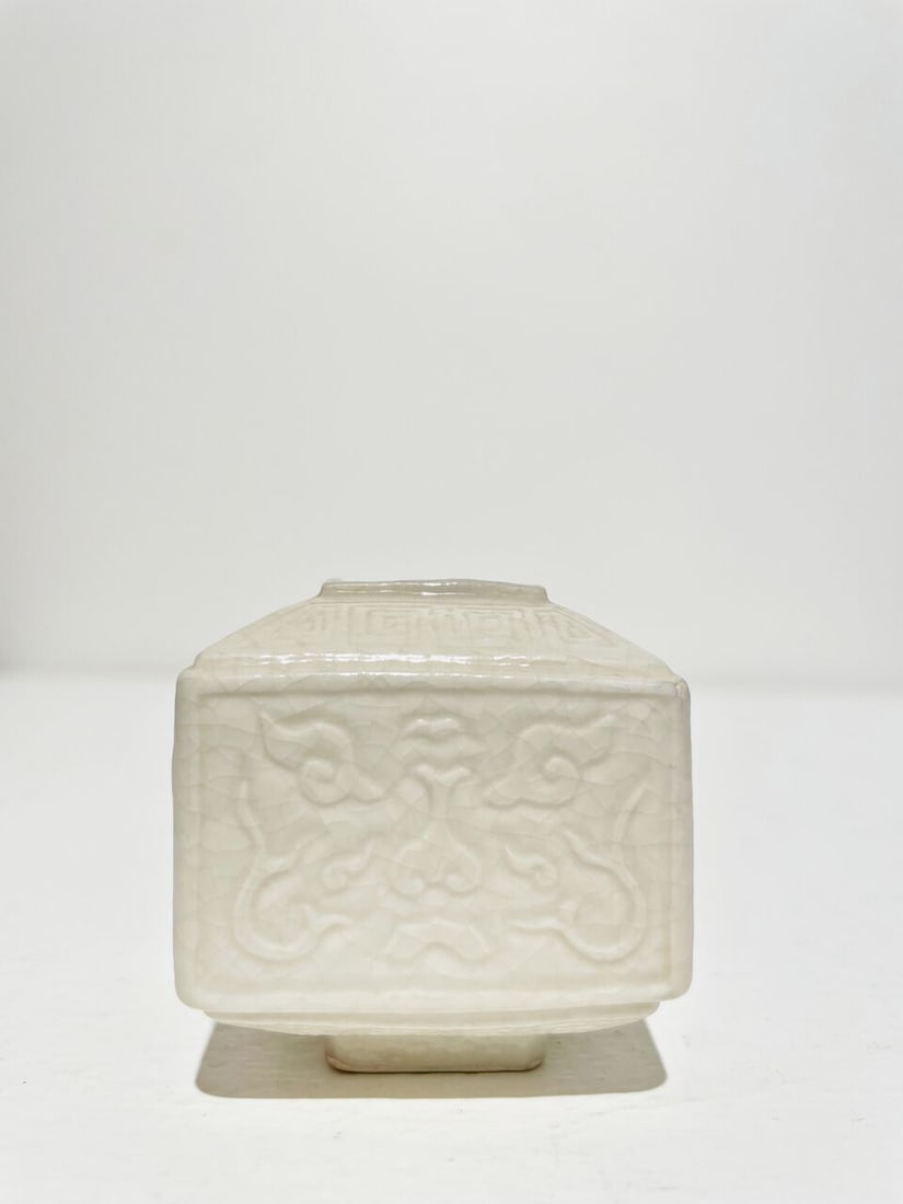 A SMALL SOFT-PASTE PORCELAIN SQUARE WATER COUPE 18th/19th century - 8