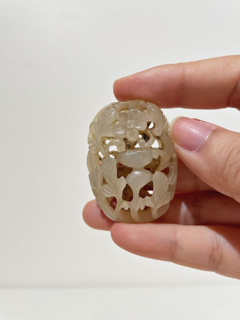 A RETICULATED 'GOURD' PENDANT - 3