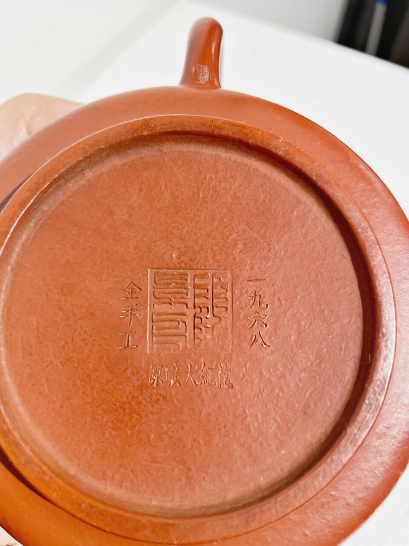 A YIXING TEAPOT Seal marks of Gu Jingzhou (1915-1996), 20th century - 2