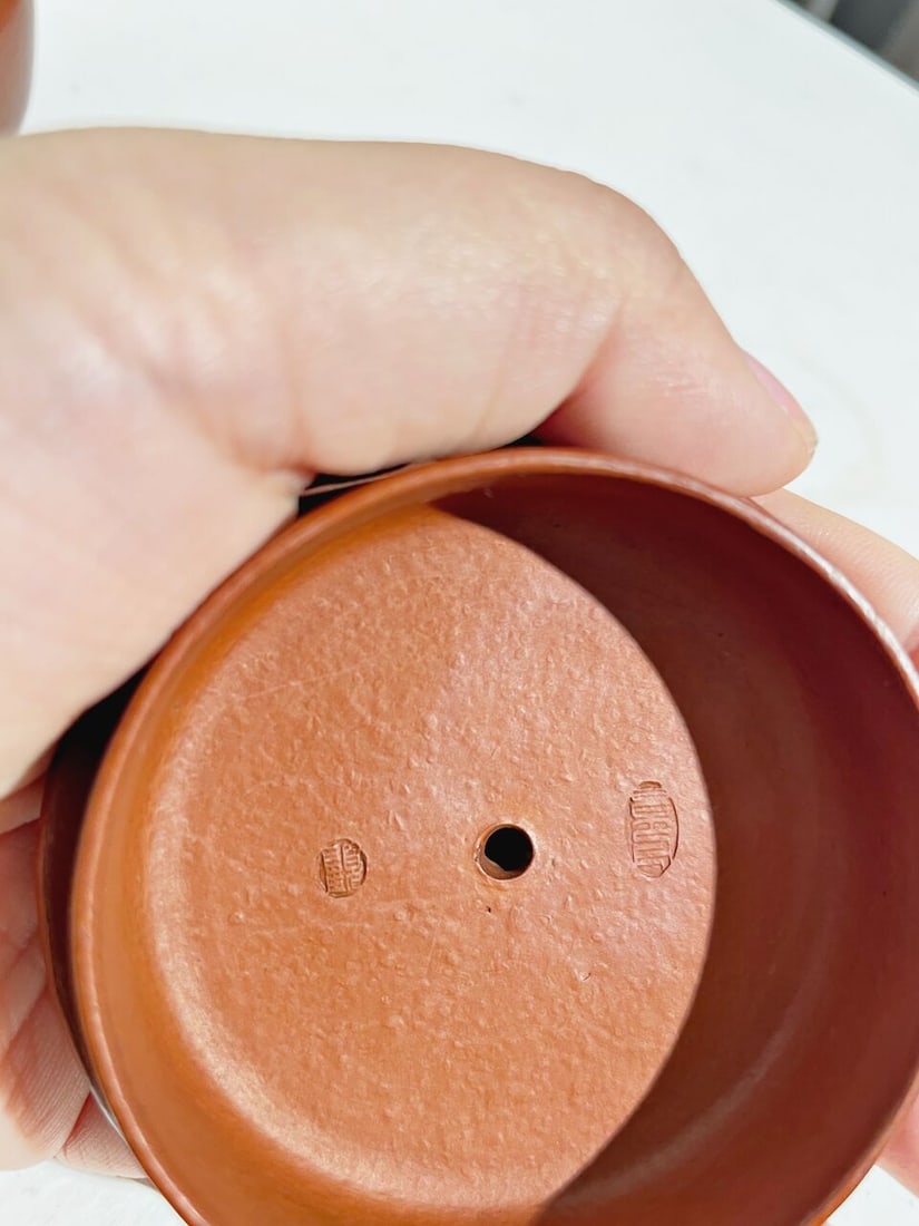 A YIXING TEAPOT Seal marks of Gu Jingzhou (1915-1996), 20th century - 3