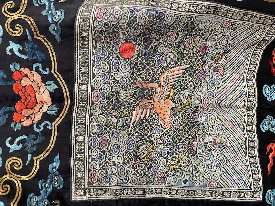 A WOMAN'S EMBROIDERED COURT VEST, XIAPEI Late Qing Dynasty - 2