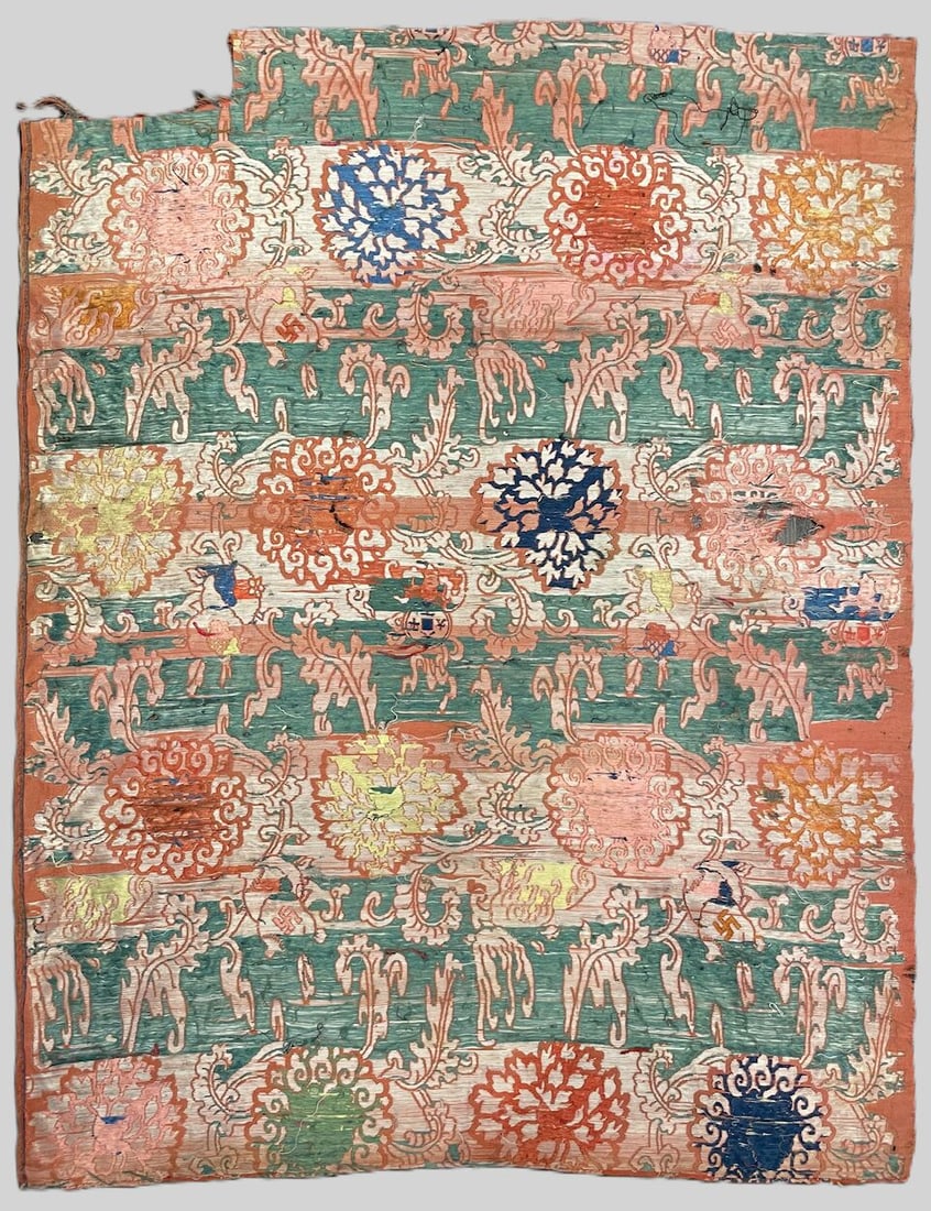 AN RED GROUND SILK 'CHRYSANTHEMUM' BROCADE FRAGMENT Late Qing Dynasty - 2