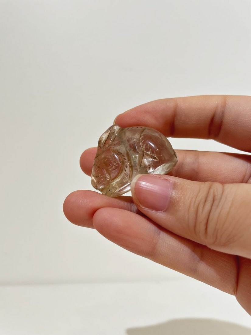 A ROCK CRYSTAL 'MYTHICAL BEAST' CARVING, A CHALCEDONY 'SNAKE' PENDANT AND A ROCK CRYSTAL 'RABBIT... - 3