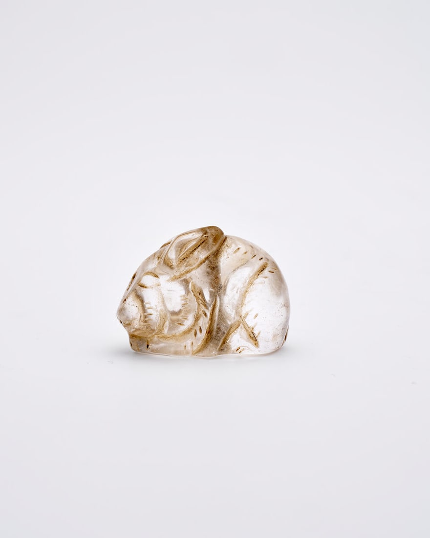 A ROCK CRYSTAL 'MYTHICAL BEAST' CARVING, A CHALCEDONY 'SNAKE' PENDANT AND A ROCK CRYSTAL 'RABBIT... - 4