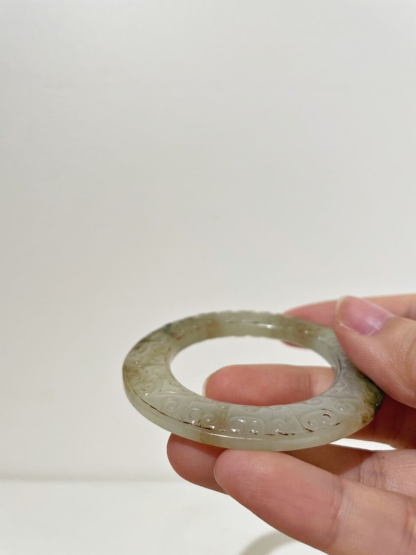 A WHITE JADE 'CLOUD' RING WITH RUSSET AND GREEN INCLUSIONS Han Dynasty style - 2