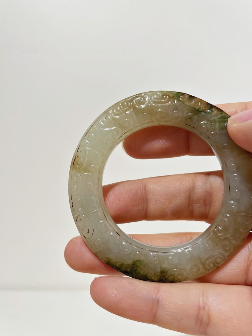 A WHITE JADE 'CLOUD' RING WITH RUSSET AND GREEN INCLUSIONS Han Dynasty style - 4