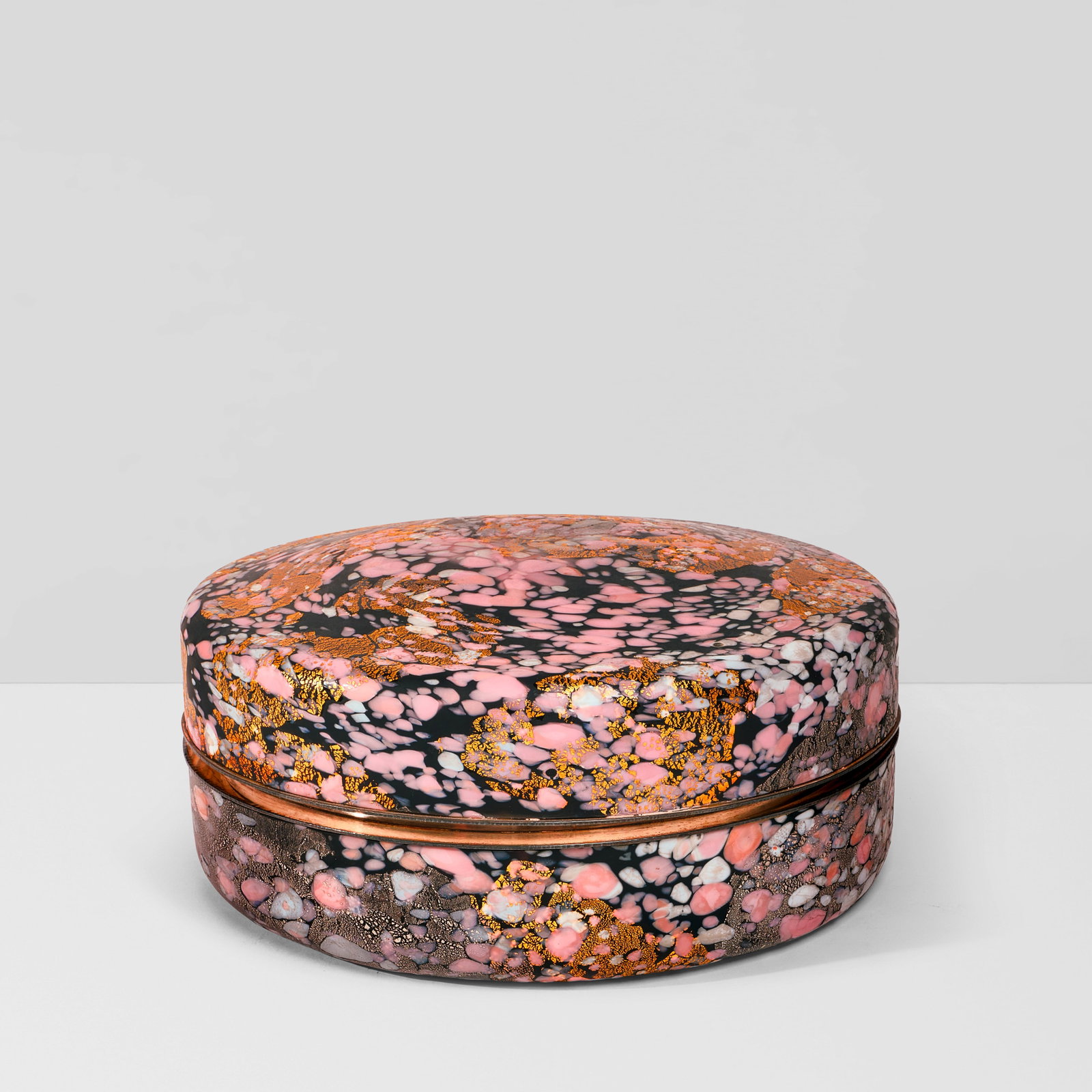 KYOHEI FUJITA (1921-2004) Large and Rare Ornamental Box blown glass, gold leaf height 4 1/2in (1...: KYOHEI FUJITA (1921-2004) Large and Rare Ornamental Box blown glass, gold leaf height 4 1/2in (11.5cm); diameter 11in (28cm) For further information on this lot please visit Bonhams.com