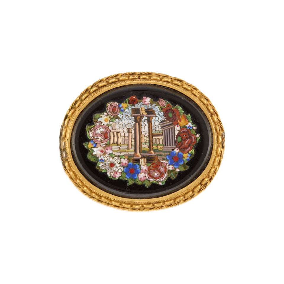 AN ANTIQUE 18K YELLOW GOLD MICROMOSAIC BROOCH: AN ANTIQUE 18K YELLOW GOLD MICROMOSAIC BROOCH • One oval shaped onyx with a micromosaic measuring approximately 40.50mm x 33.00mm x 4.81mm • Measures 1 15/16 in. x 1 5/8 in. • Estima