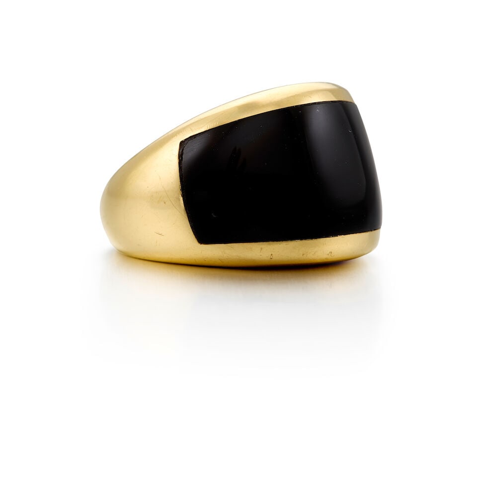 18K YELLOW GOLD AND ONYX RING - 2