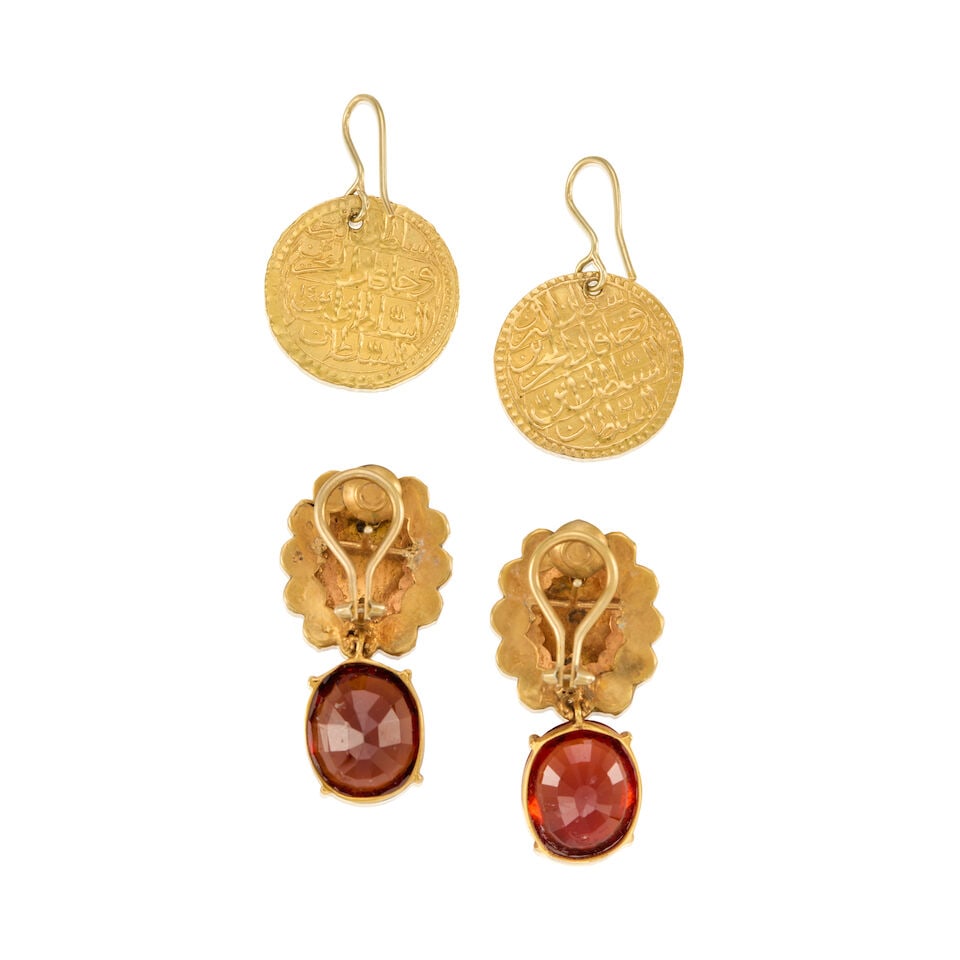 TWO PAIRS OF YELLOW GOLD AND GARNET EARRINGS - 2