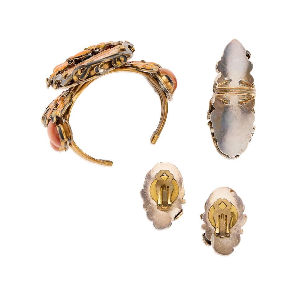VEGA MADDUX: A GROUP OF JADE, CHALCEDONY, ONYX AND ENAMEL JEWELRY - 2