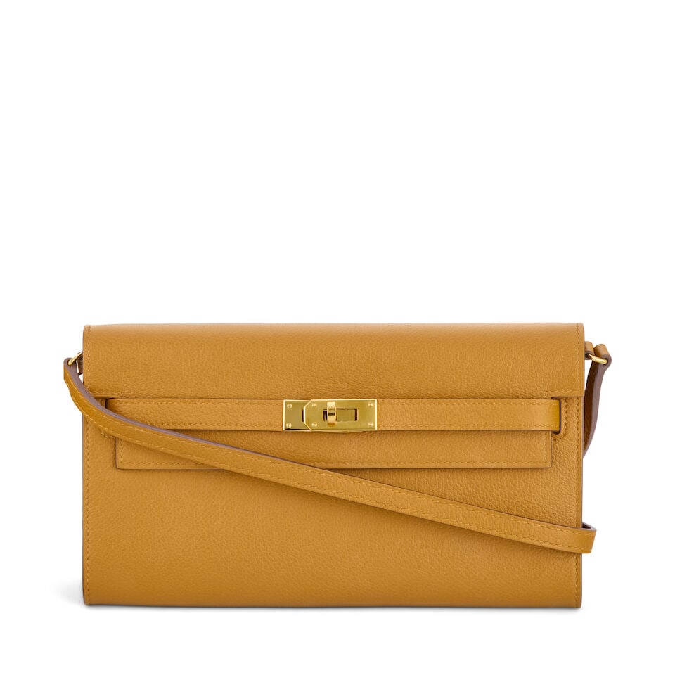 Hermès: a Sesame Evercolor Leather Kelly to Go 2024 (includes felt protector and box): Hermès: a Sesame Evercolor Leather Kelly to Go 2024 Gold tone hardware Condition Grade A- 20.5cm wide, 11.5cm high, 3.5cm deep, 53cm shoulder drop, includes felt protector and box For further inf