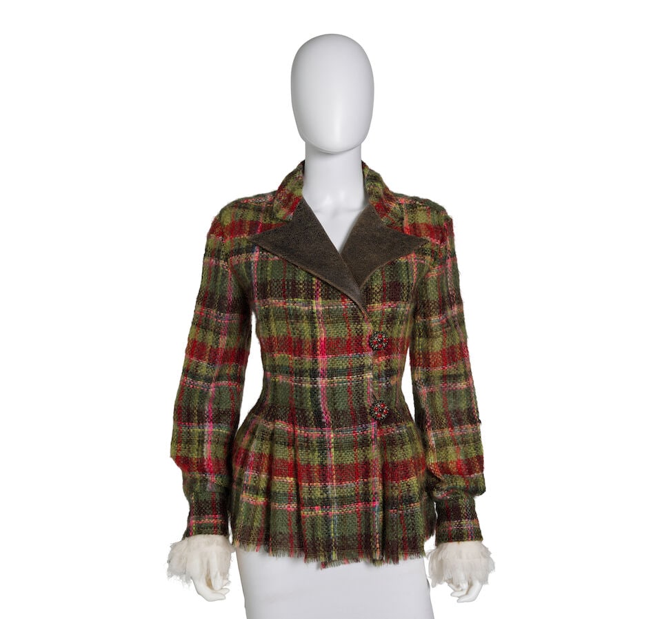 CHANEL: GREEN MOHAIR TWEED PLAID EVENING JACKET Metiers d'Art Paris-Edinburgh | Pre-Fall 2013 |...: CHANEL: GREEN MOHAIR TWEED PLAID EVENING JACKET Metiers d'Art Paris-Edinburgh | Pre-Fall 2013 | Look 46 • Multicolor Green Mohair Plaid Exterior • Leather Lapels and Button Loop Trim Detai