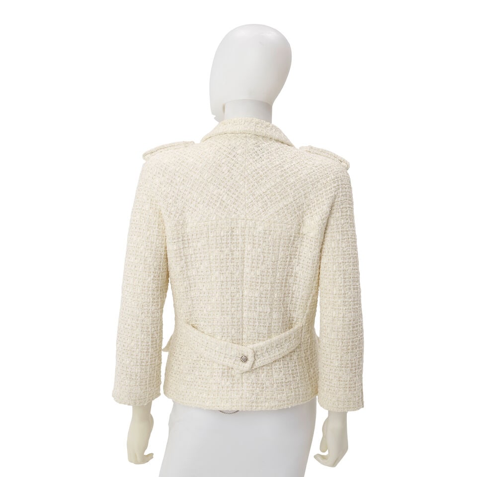 CHANEL: WHITE TWEED EPAULETTE JACKET Cruise 2006 | Look 13 - 2