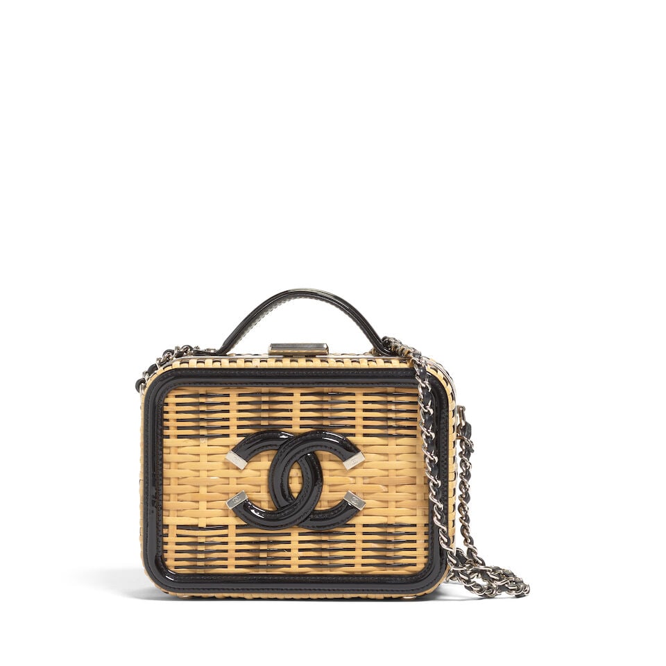 CHANEL: SMALL WICKER CC FILLIGREE VANITY Case Spring/Summer 2019: CHANEL: SMALL WICKER CC FILLIGREE VANITY Case Spring/Summer 2019 • Black Patent Leather and Natural Wicker Exterior with CC Logo Detail • Silver Tone Hardware and Protective Feet at Base &