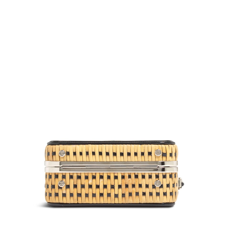 CHANEL: SMALL WICKER CC FILLIGREE VANITY Case Spring/Summer 2019 - 2